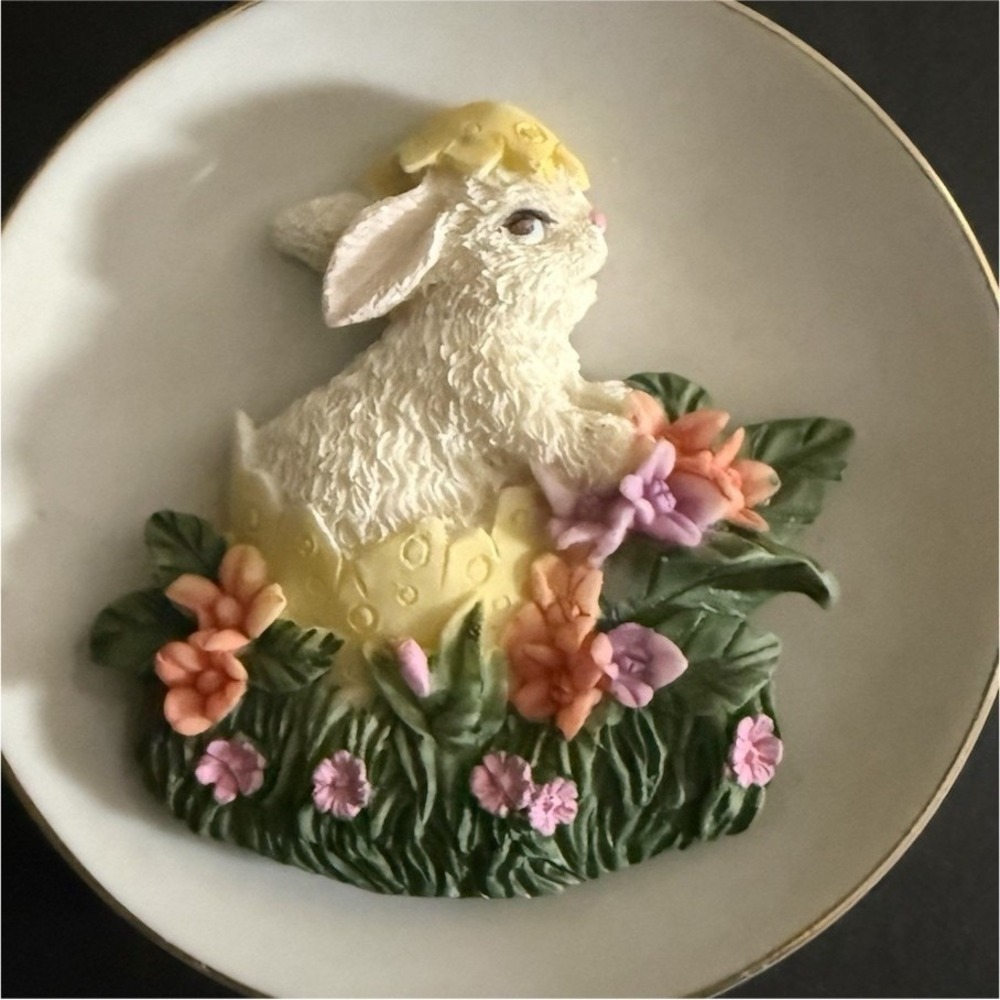 Ceramic Easter Rabbit Decorative Plate, Floral Pattern, 3D Effect, Small, Round